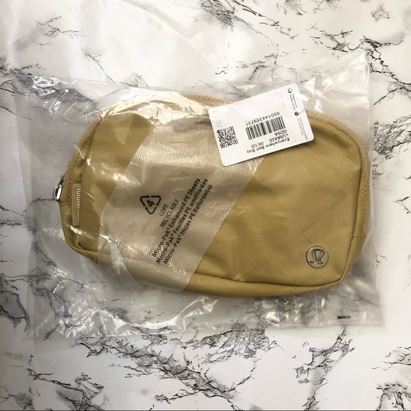 Lululemon Everywhere Belt Bag Golden Sand Extended Strap - Picture 5 of 6